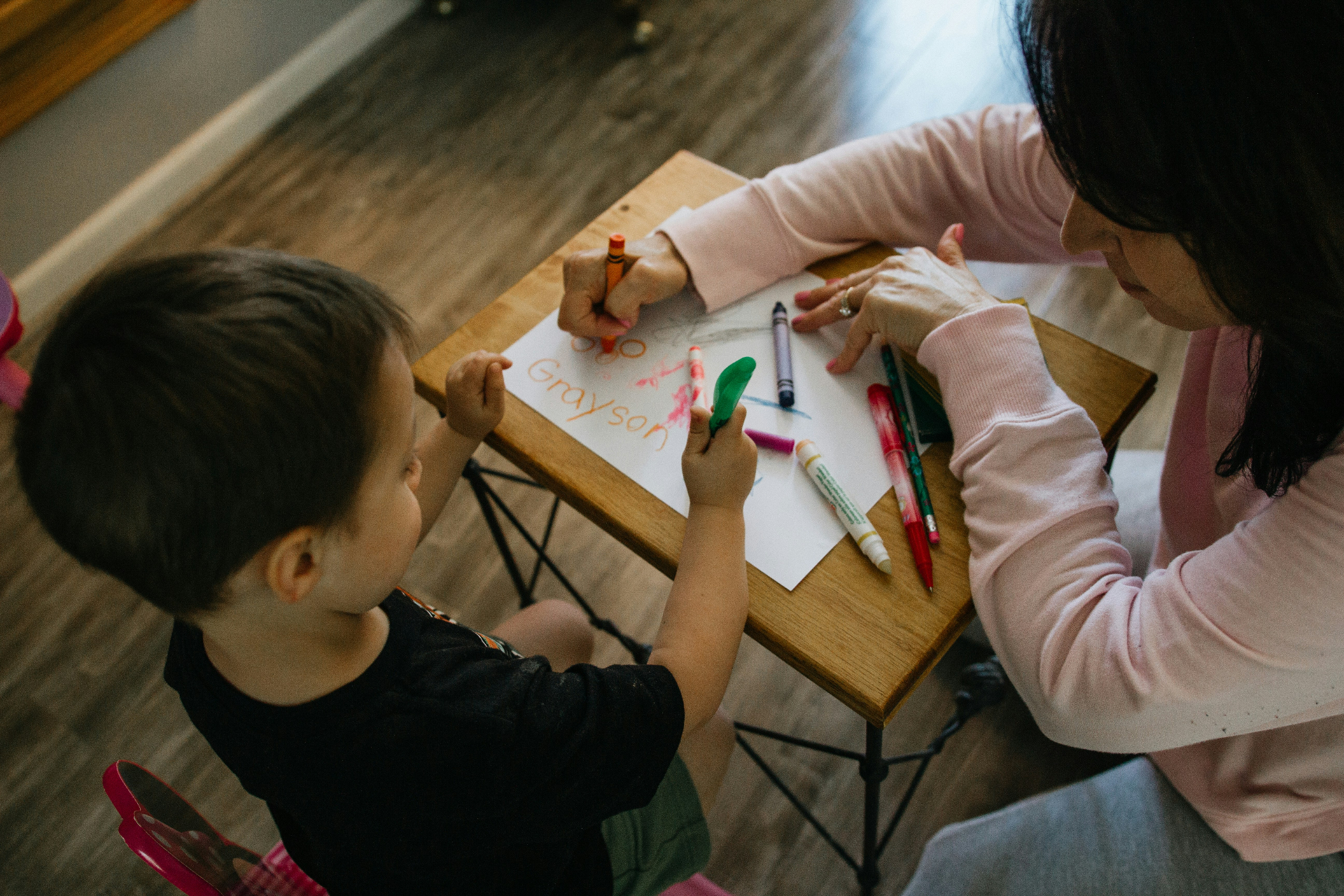 Enfants s'amusant avec des activités créatives et ludiques